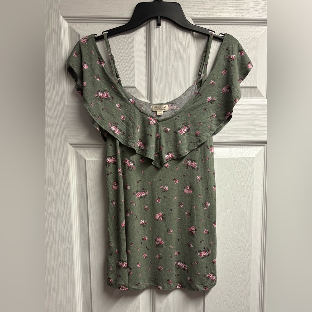 NWOT Ultra Flirt Floral Cold Shoulder Ruffle Top Size Small